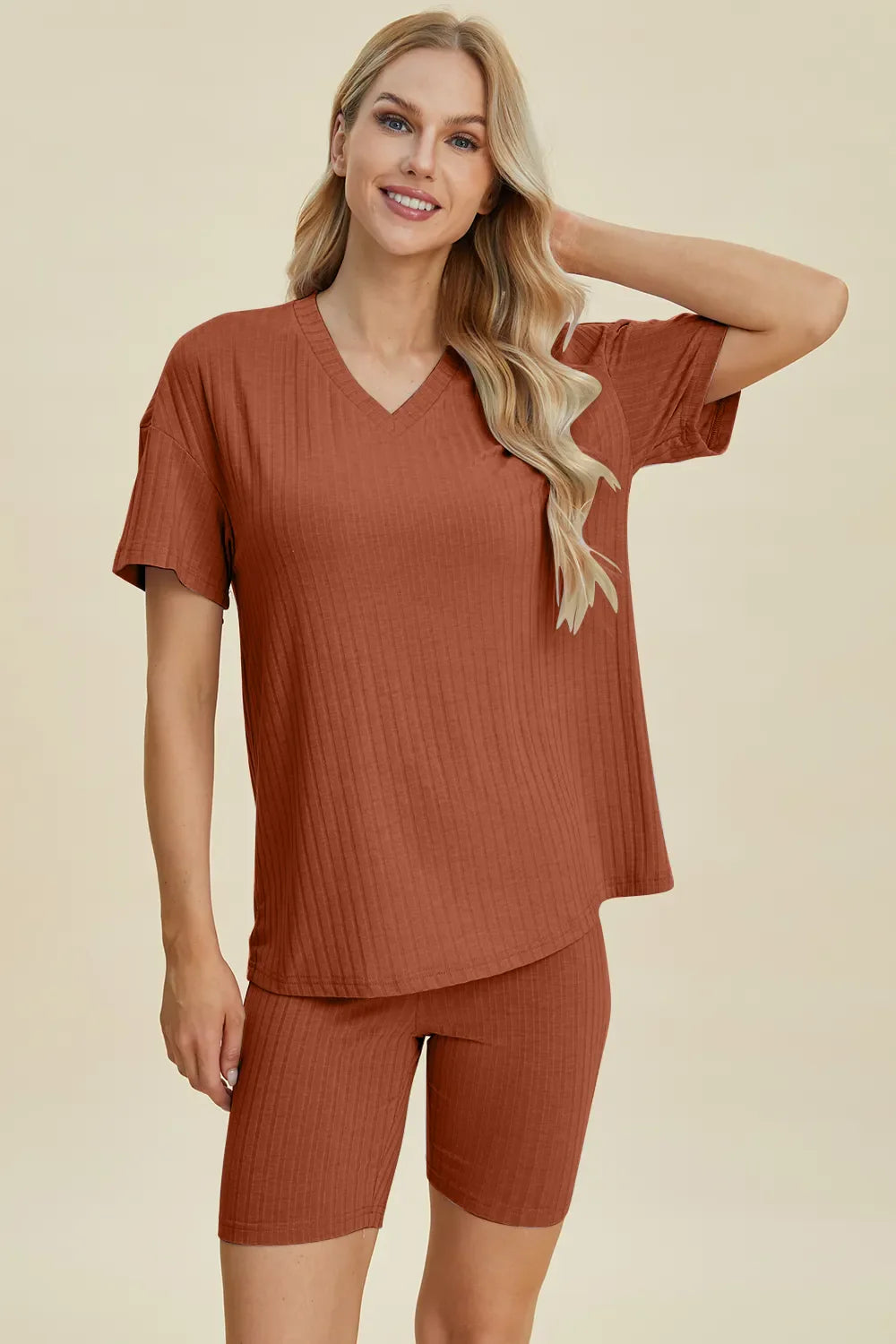 Conjunto de Top y Shorts de Cuello en V de Tamaño Completo Basic Bae