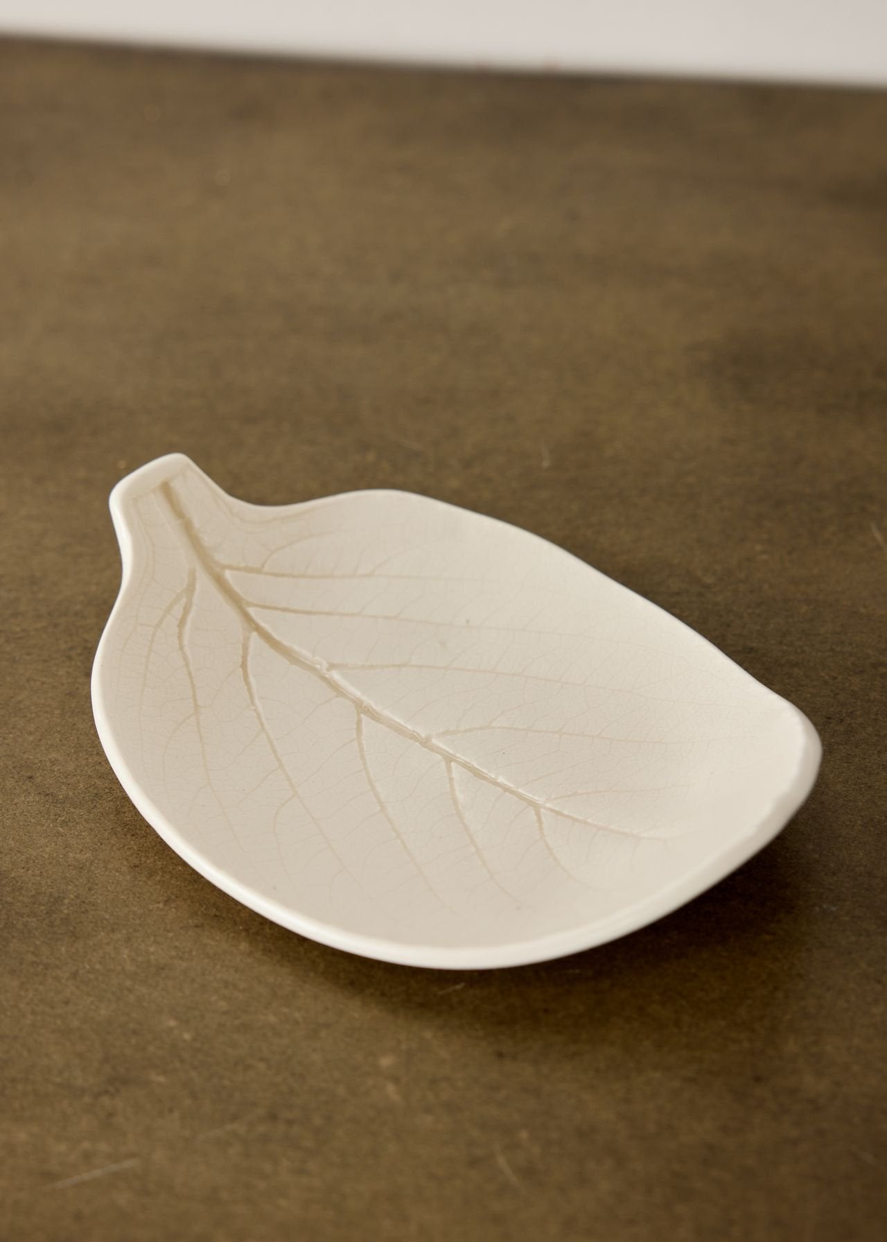 Plato de Joyas de Porcelana en Forma de Hoja - Acento Elegante para el Hogar