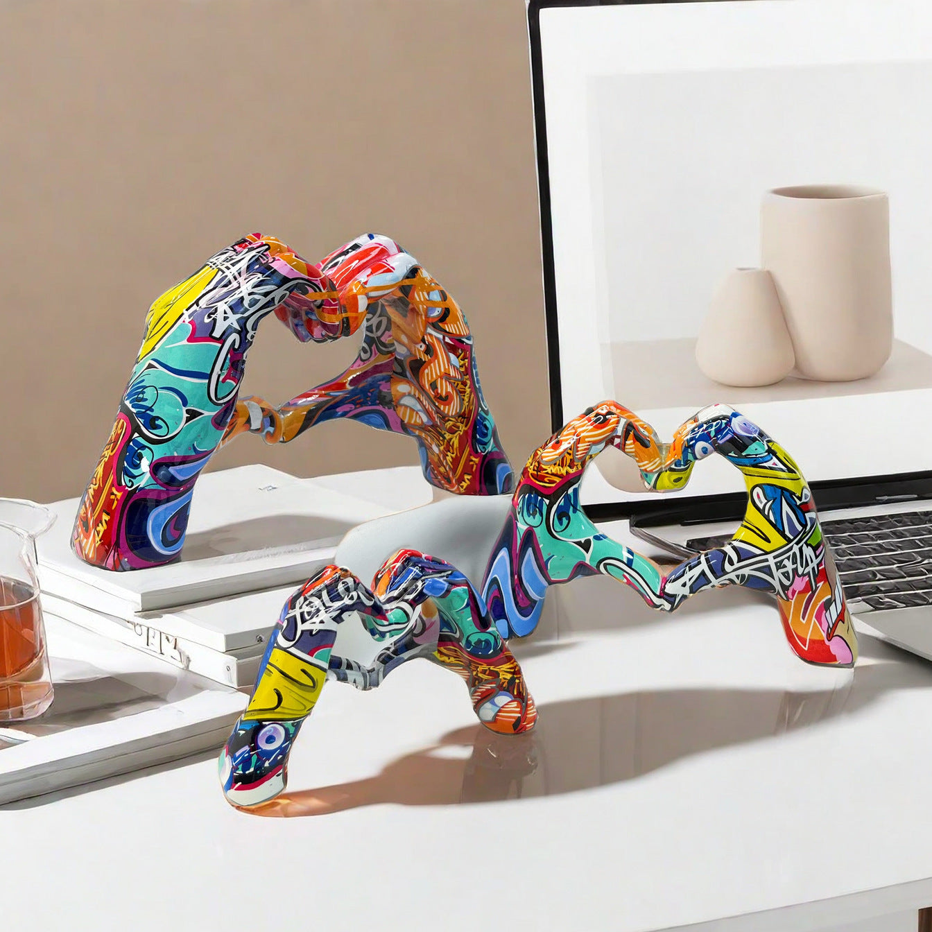 Internet celebrity graffiti, love gesture ornaments, home living rooms, offices, desktop exhibition halls, resin handicrafts, decorative products - Korvel