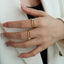 Anillo Circular Geométrico de Perla en Acero de Titanio con Baño de Oro