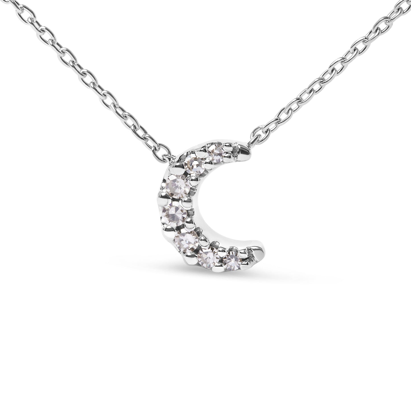 Collar de Colgante de Media Luna Acentuado con Diamantes en Oro Blanco de 10K