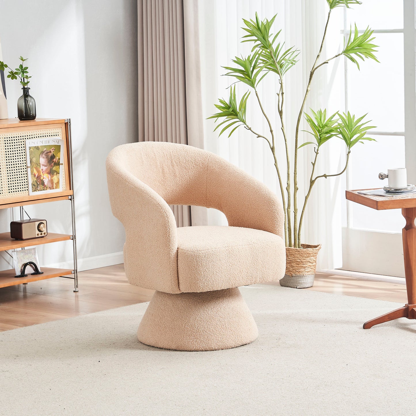 Fauteuil pivotant en tissu teddy nude