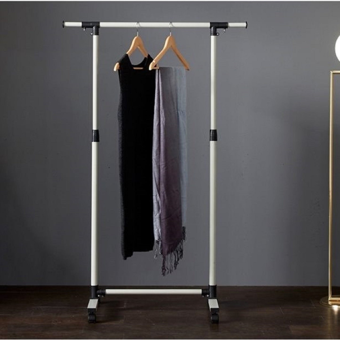 Porte-vêtements roulant robuste avec étagères inférieures