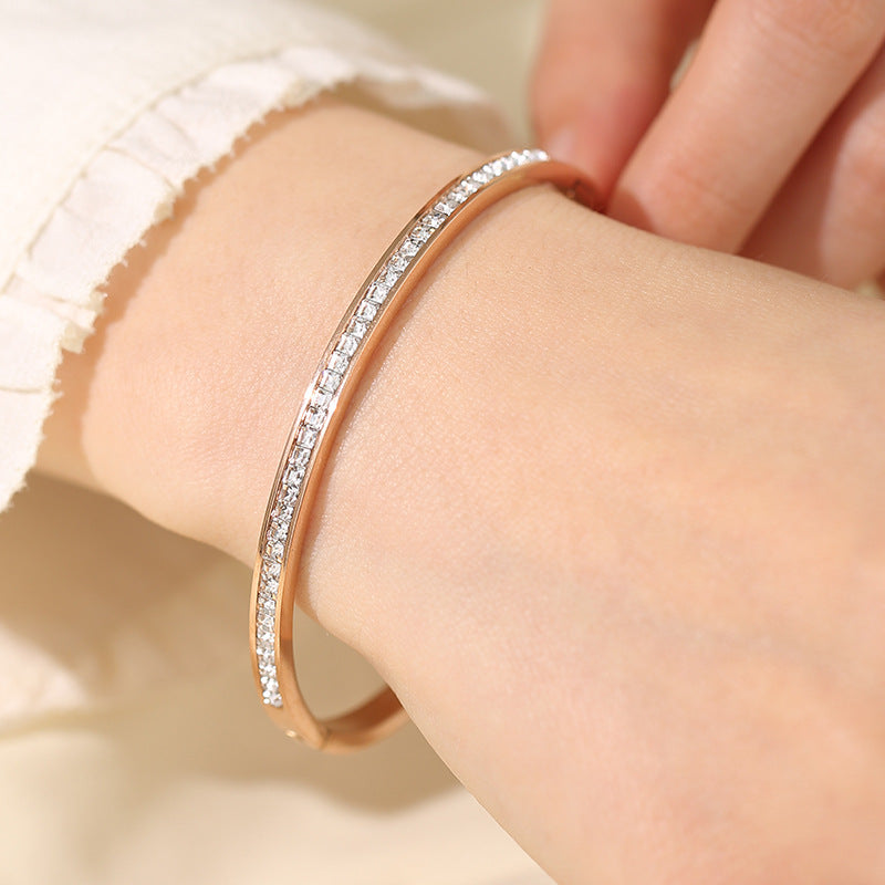 Bracelet en acier titane élégant pour femmes