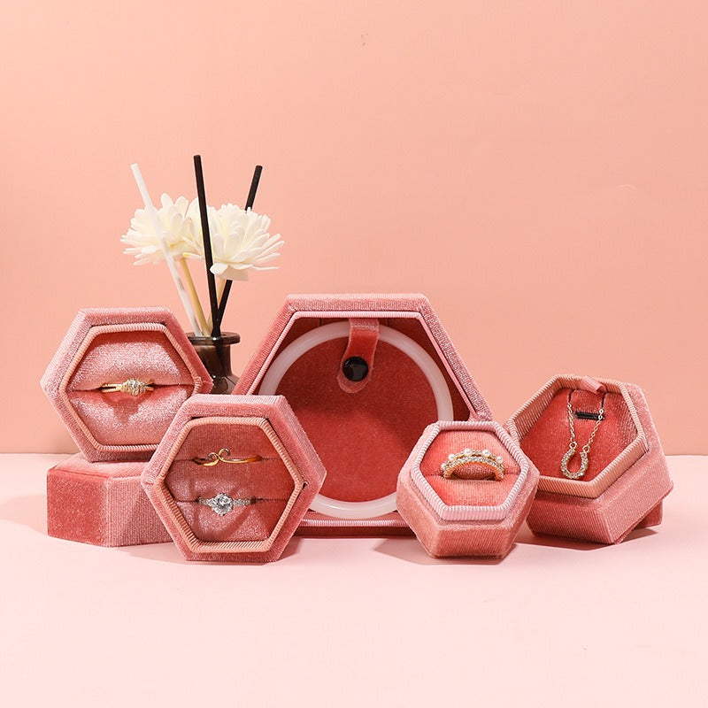 Boîte à bijoux en velours hexagonale élégante