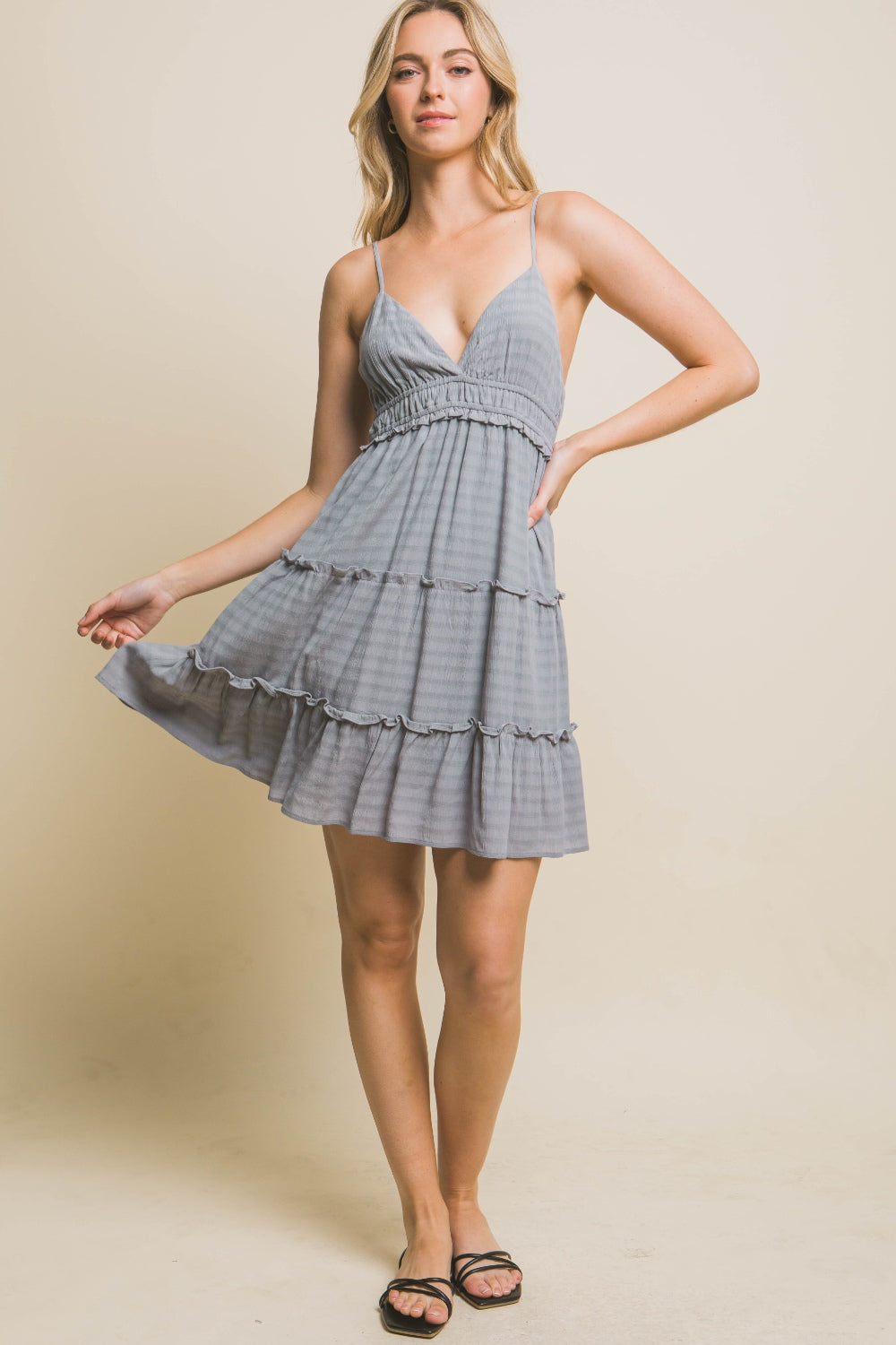 Vestido Cami con Volantes y Escote en V - Elegancia Veraniega Sin Esfuerzo