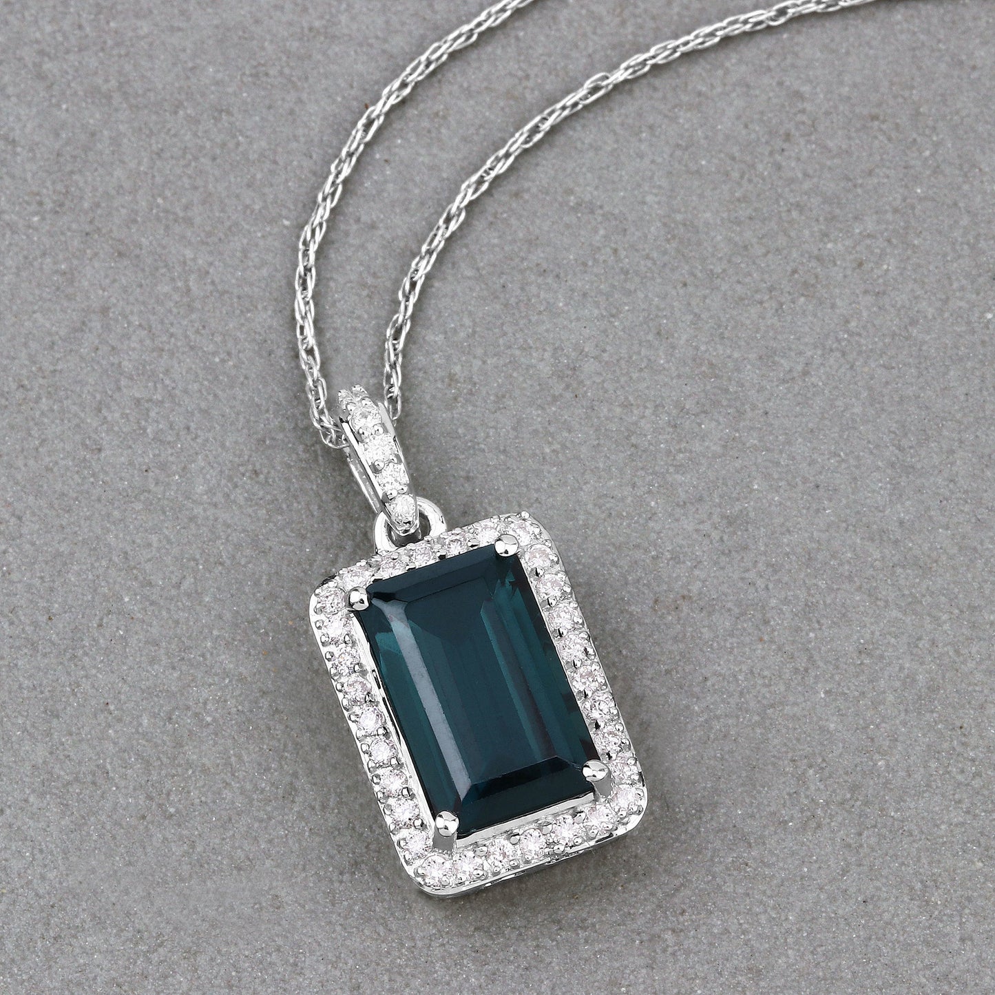 Colgante de Turmalina Verde de 3.55 Quilates y Diamantes Blancos en Oro Blanco de 14K