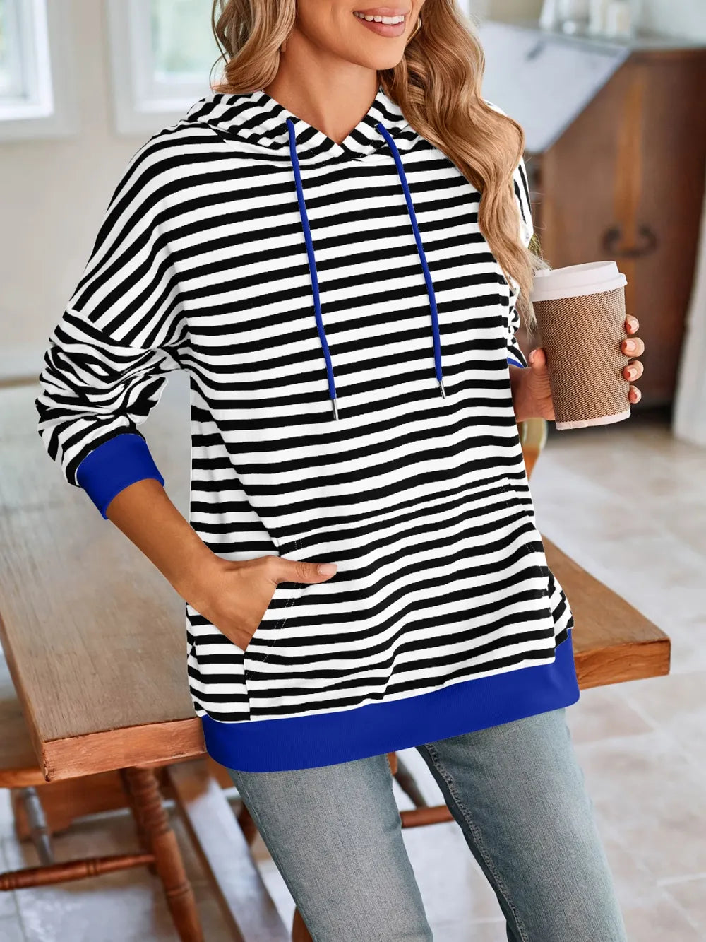 Sudadera con capucha a rayas suelta y casual