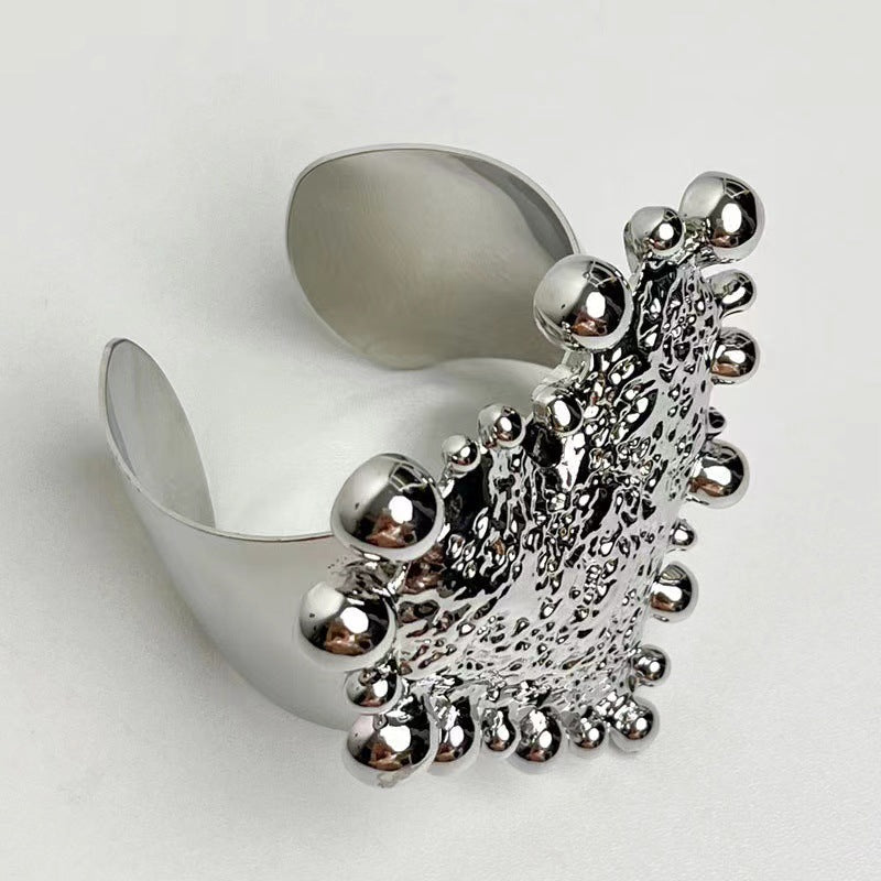 Exquisita Pulsera Ancha de Metal Dorado Retro para Mujeres
