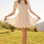 Vestido Mini de Manga Abullonada con Ojal Elegante