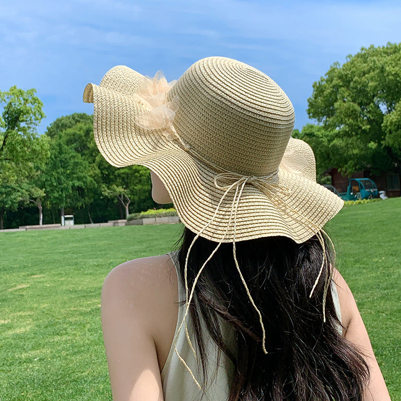 Chapeau de soleil en paille élégant et grand avec design floral