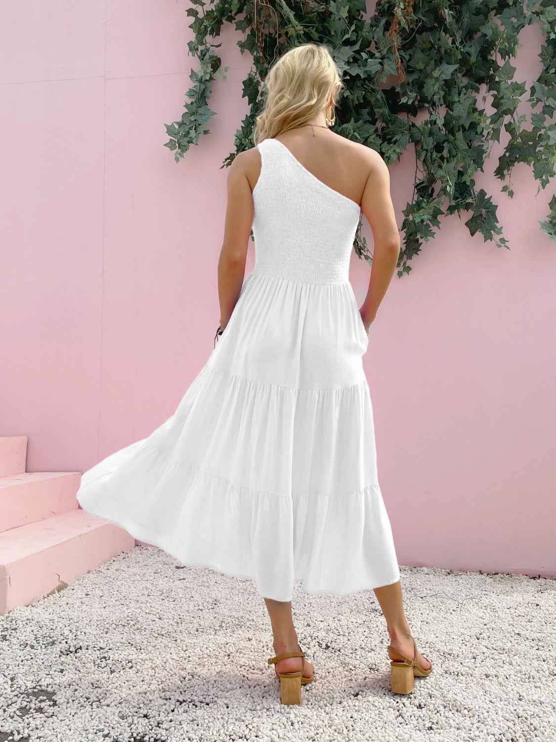 Vestido sin mangas de un solo hombro con fruncido elegante