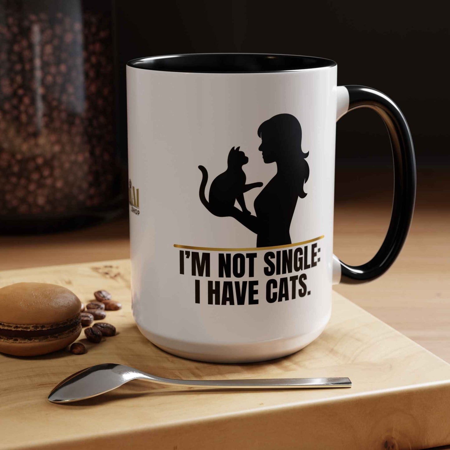 Je ne suis pas célibataire : J'ai des chats. Tasse en silhouette de femme amoureuse des chats