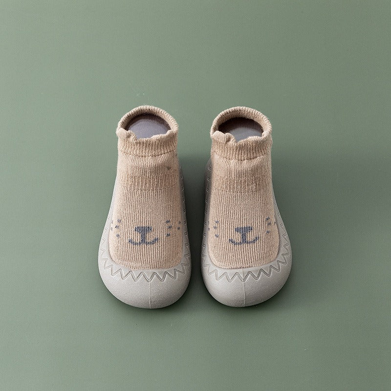 Chaussures de sol souples pour bébés avec chaussettes pour les premiers pas