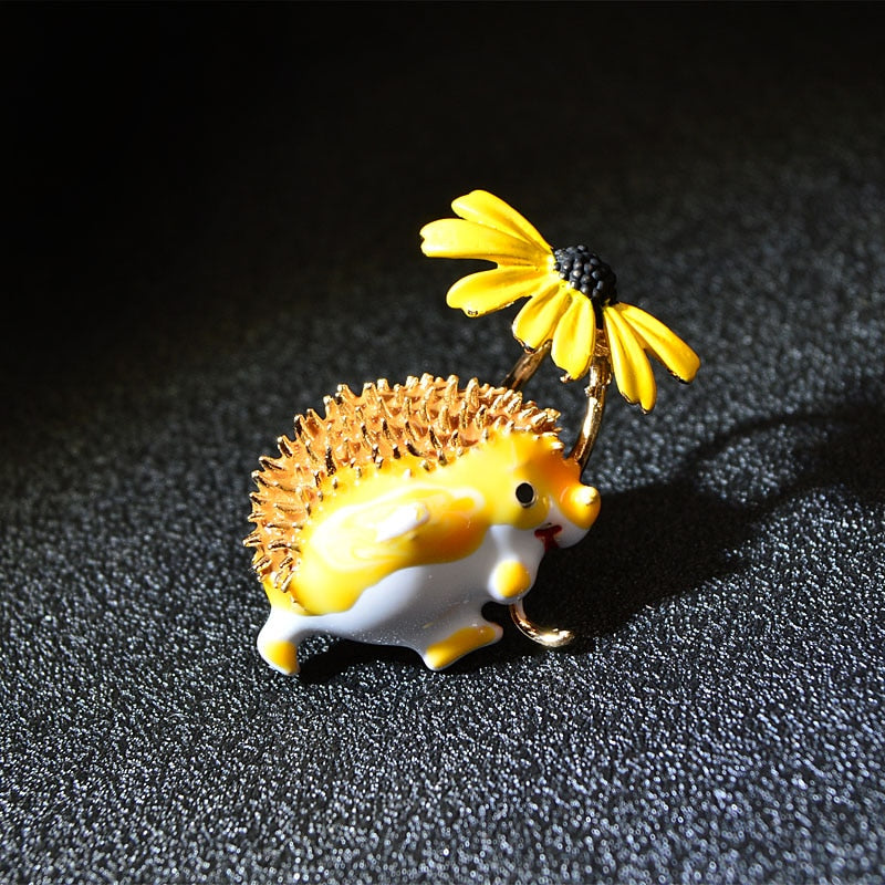 CINDY XIANG Cute Hedgehog Brooch Fashion Daisy Brooches For Women Animal Jewelry Funny Winter Design High Quality - Korvel