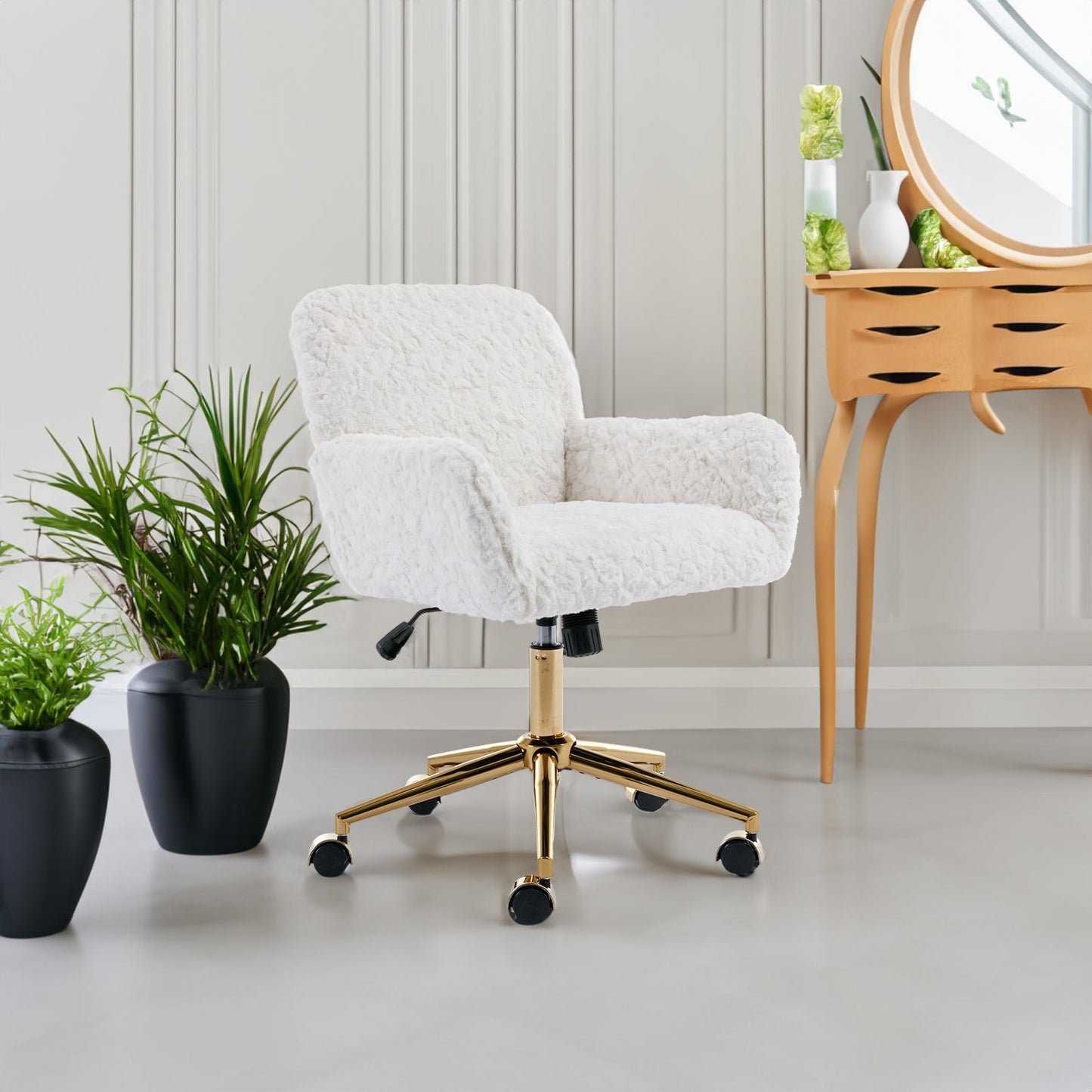 Chaise de bureau ajustable beige avec base en métal doré