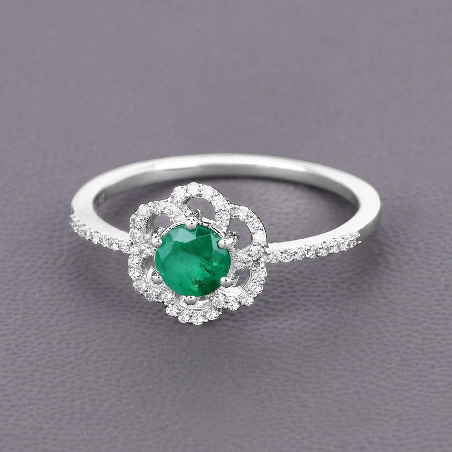 Anillo de Compromiso de Esmeralda Zambiana y Diamante de 0.55 Quilates en Oro Blanco de 14K