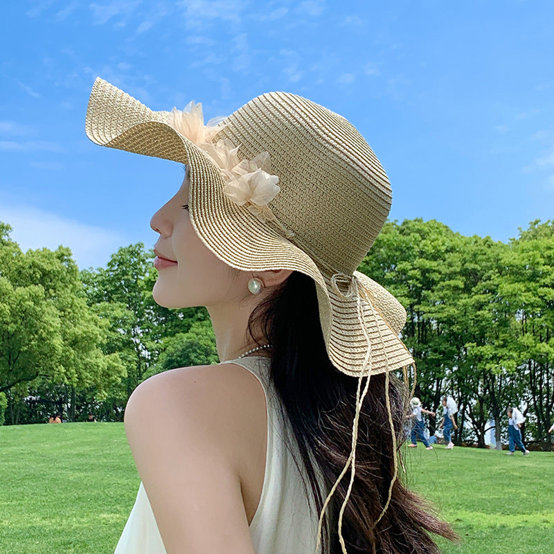 Chapeau de soleil en paille élégant et grand avec design floral