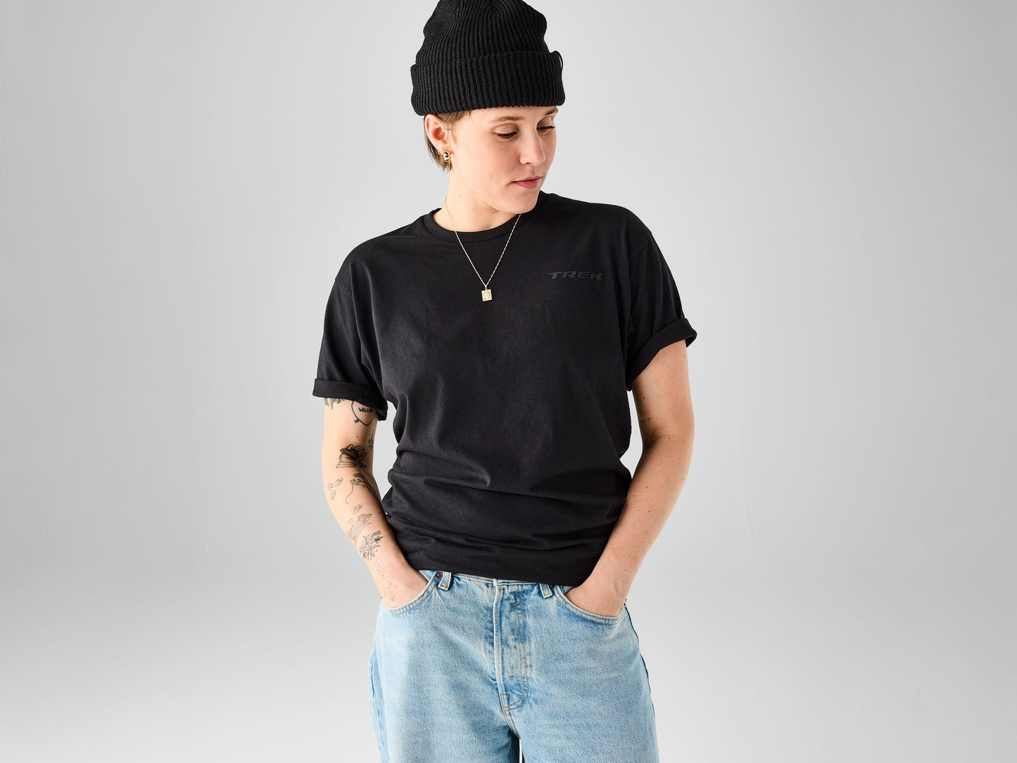 Camisa Negra Pequeña con Logo Monocromático Trek