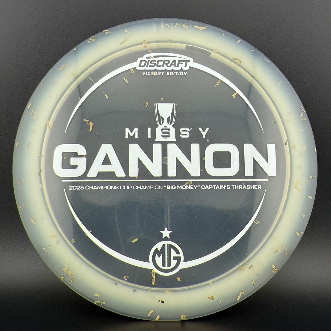 Z Money Captain's Thrasher - Edición Campeones 2025 de Missy Gannon