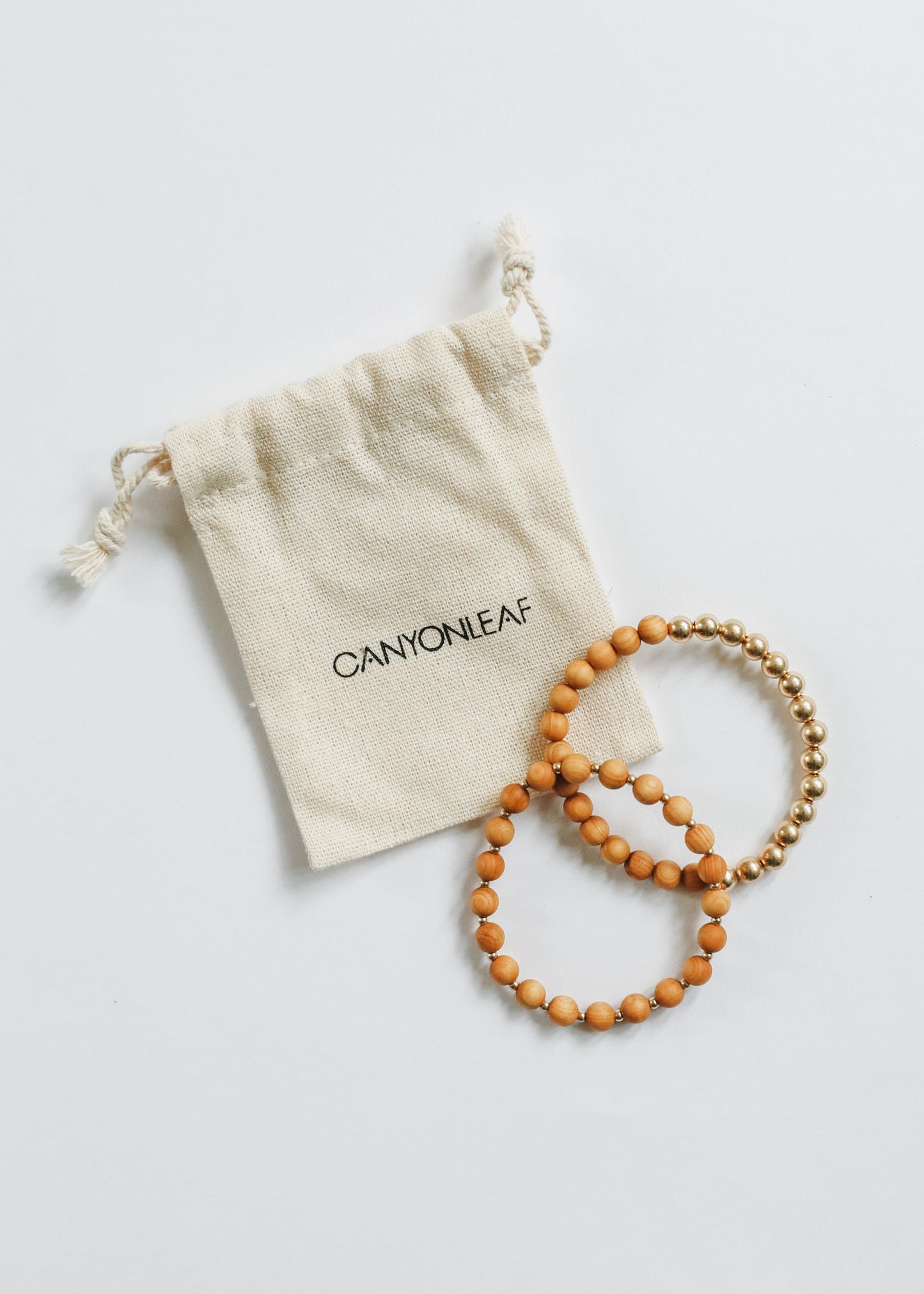 Pulsera elástica de madera de ciprés y oro de 14 quilates con sol y luna