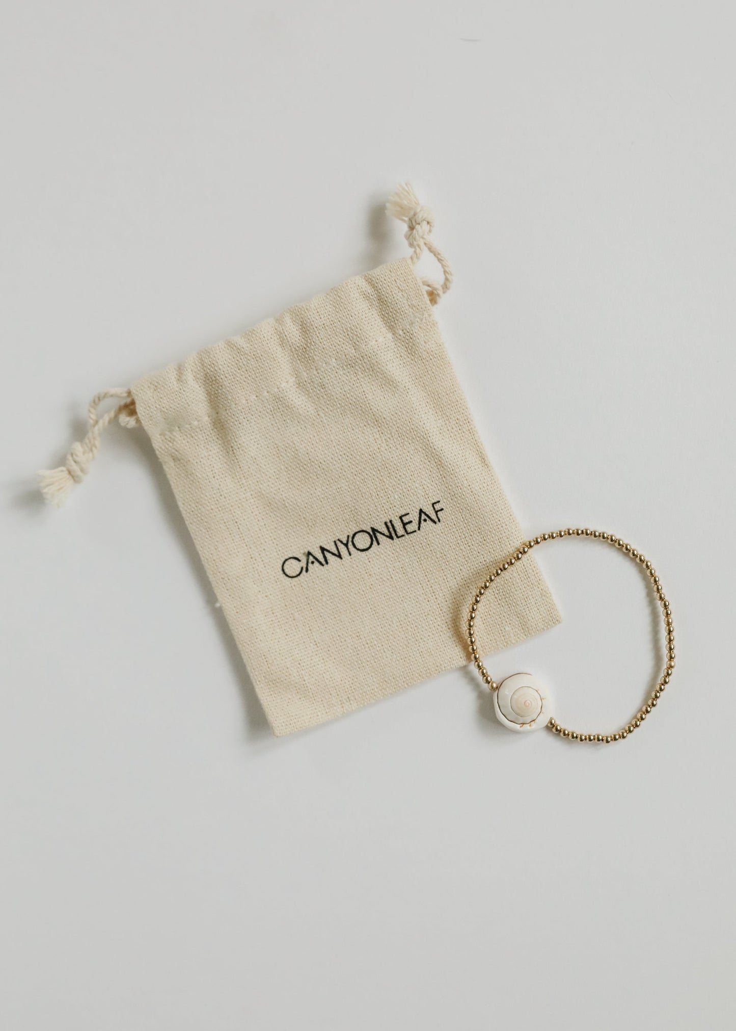 Delicada Pulsera o Tobillera de Concha Marina de Oro de 14K