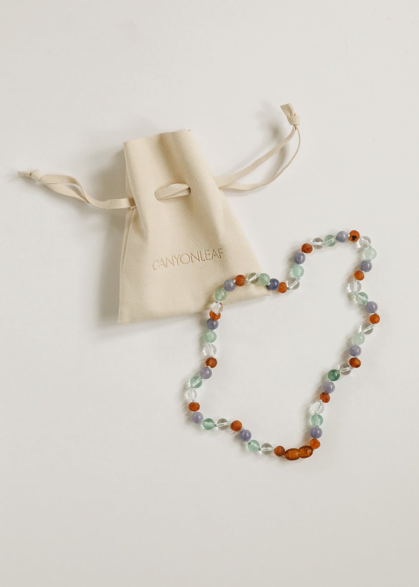Collier en perles d'ambre de la mer Baltique et de pierres précieuses naturelles