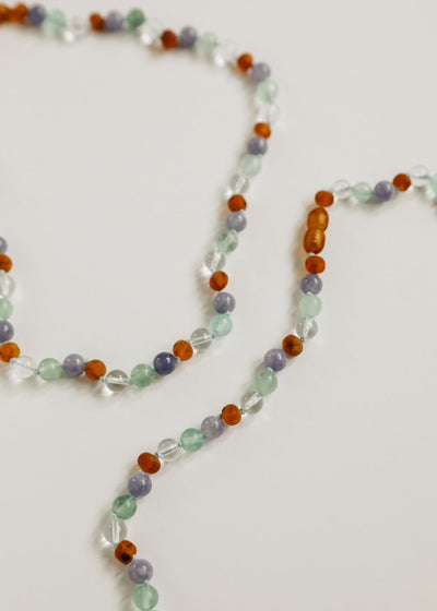 Collar de cuentas de ámbar del mar Báltico y piedras preciosas naturales