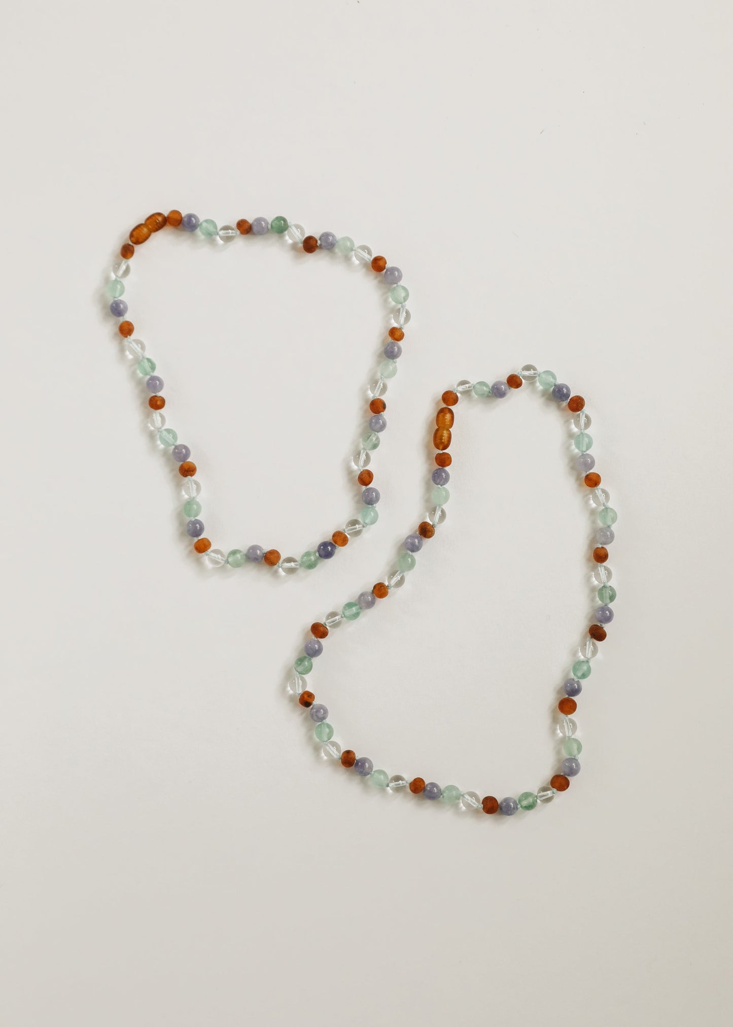 Collier en perles d'ambre de la mer Baltique et de pierres précieuses naturelles