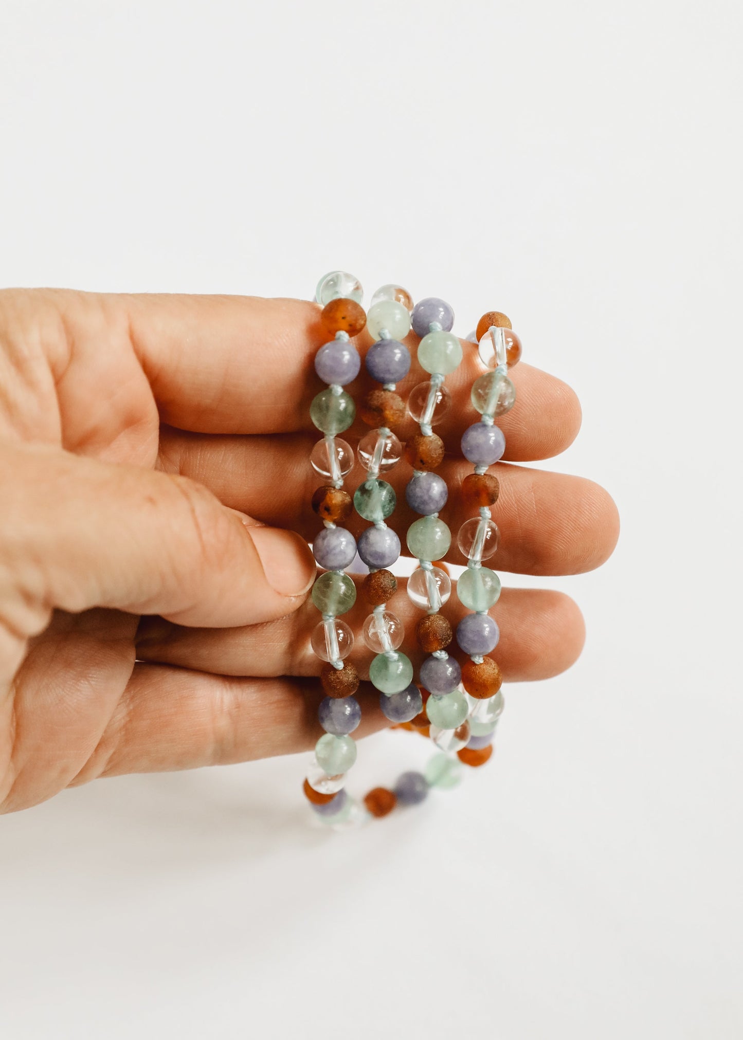 Collier en perles d'ambre de la mer Baltique et de pierres précieuses naturelles