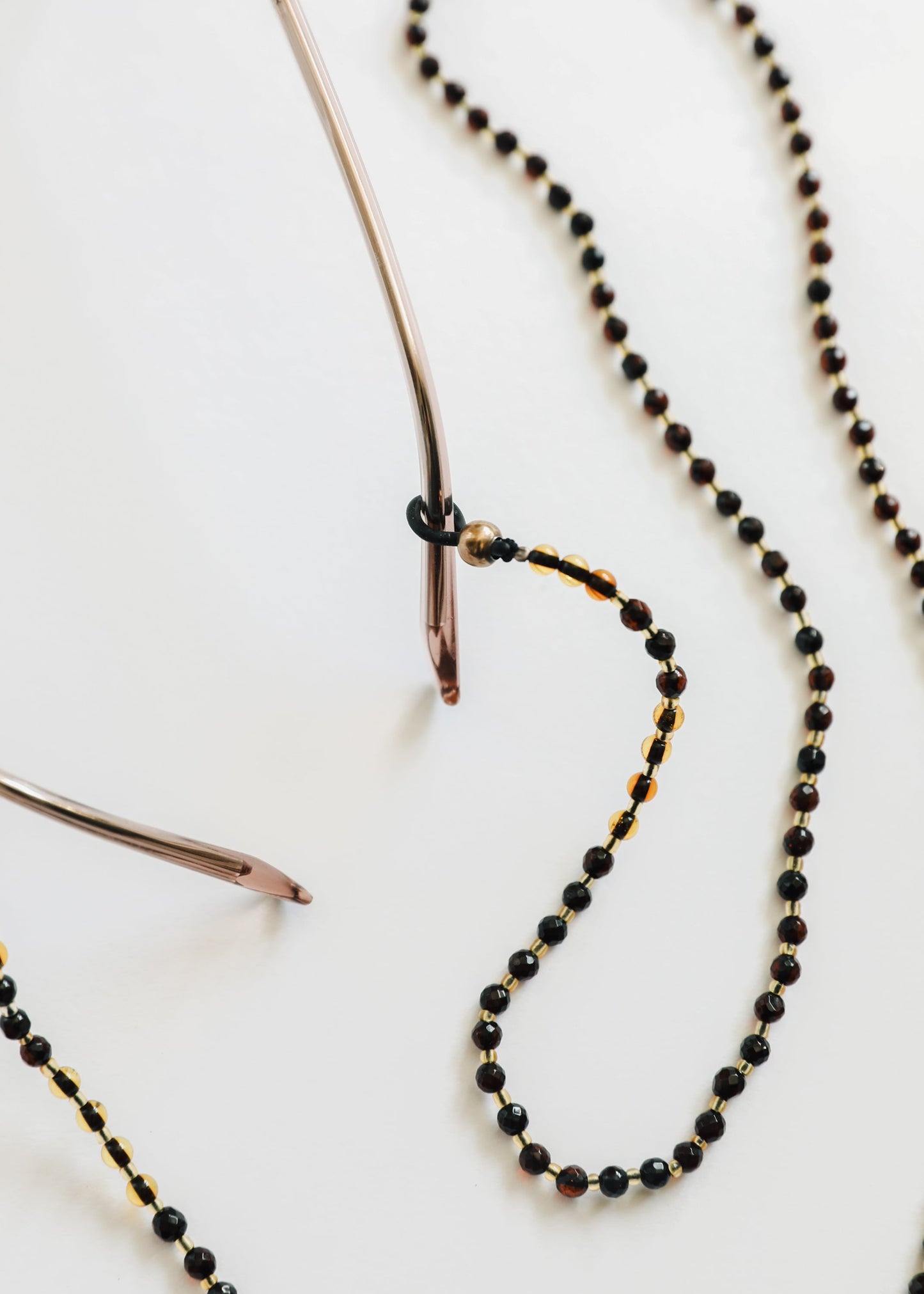 Collier de lunettes en ambre de la mer Baltique - Noir naturel