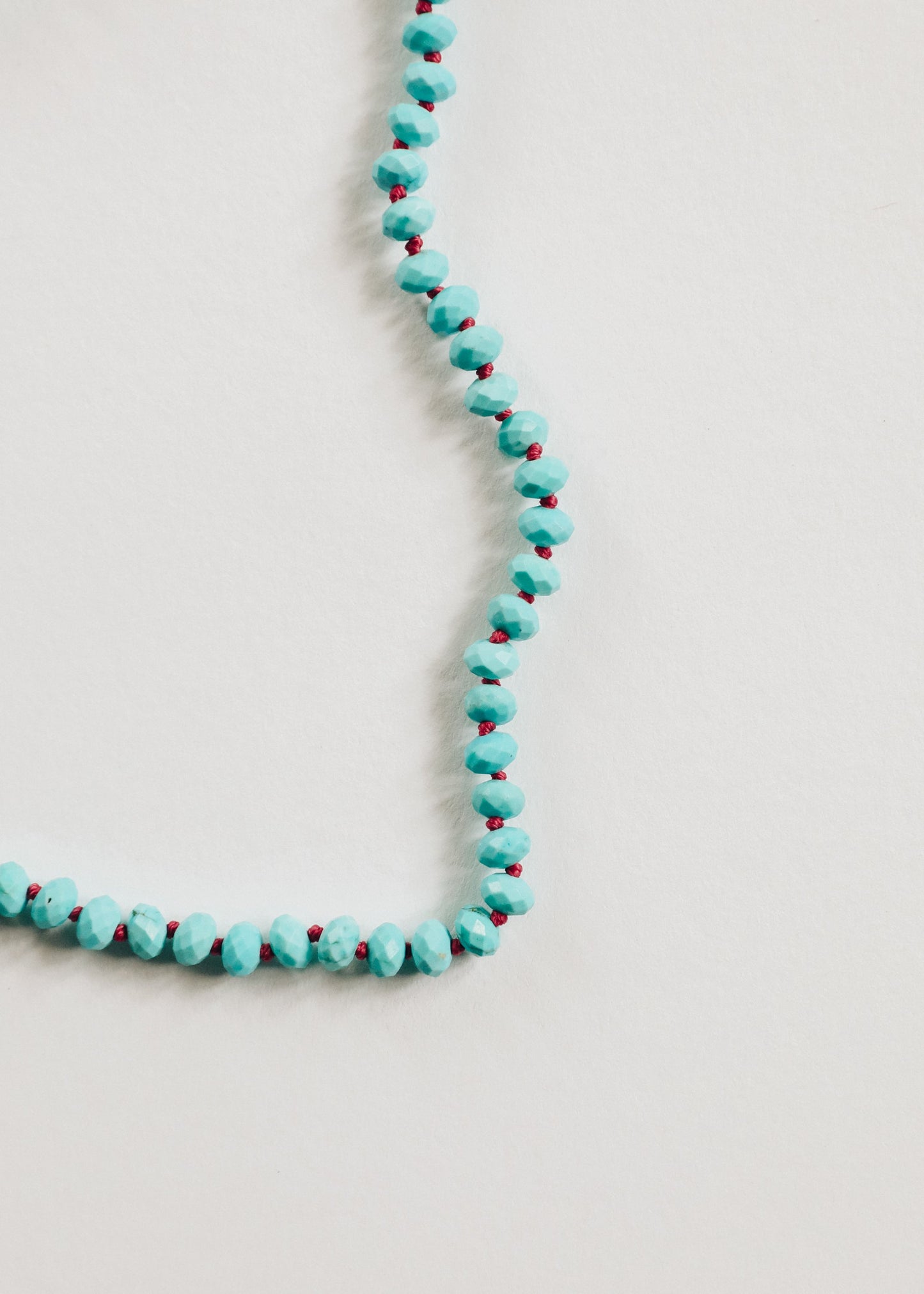 Collier en turquoise et or 14 carats avec fermoir à bascule