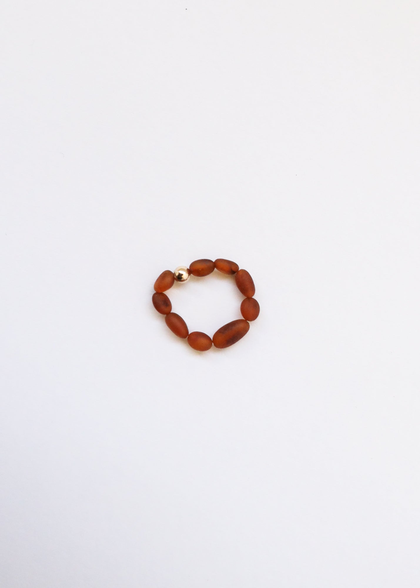 Bague extensible en ambre baltique cognac brut et or 14 carats