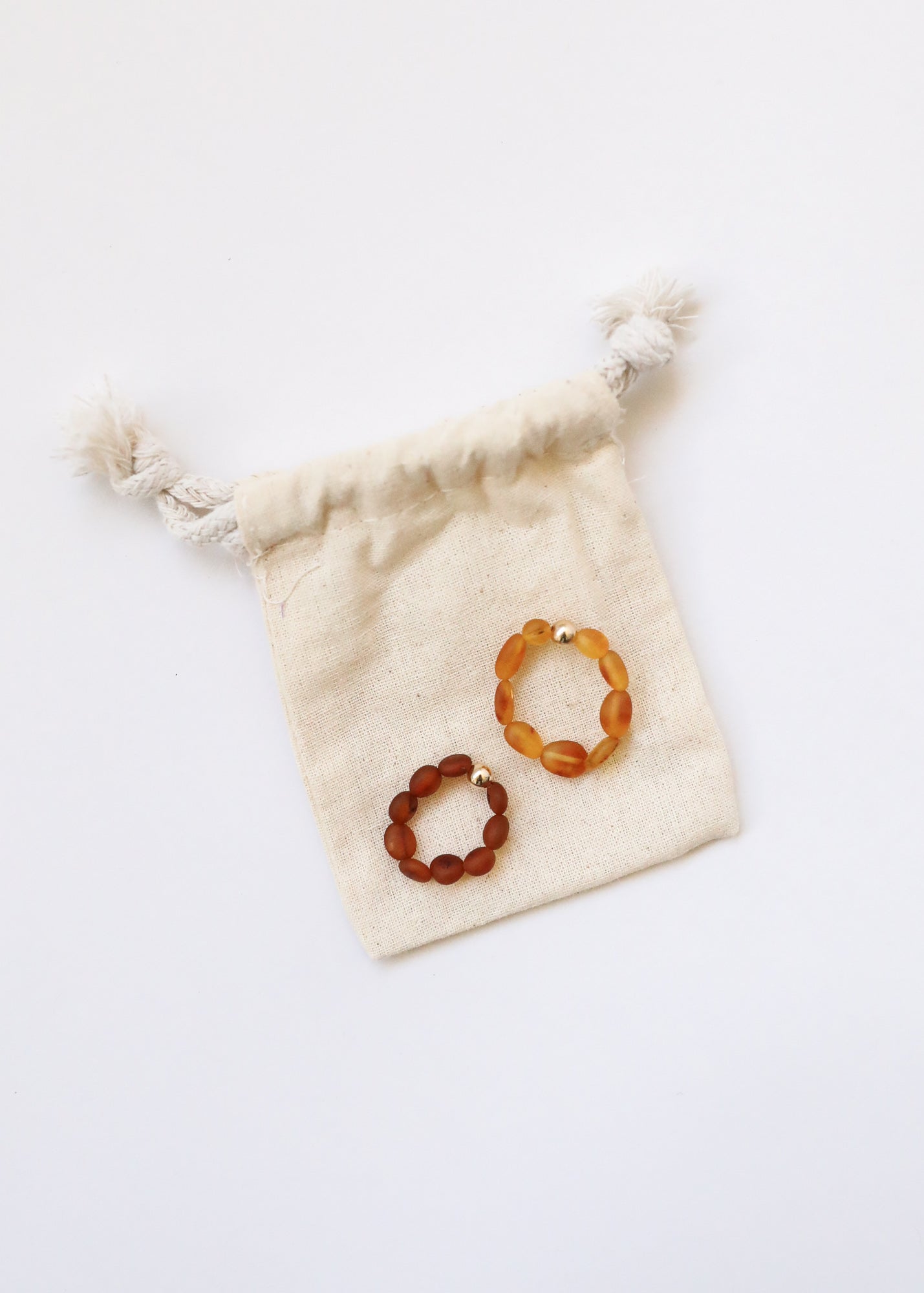 Bague extensible en ambre baltique cognac brut et or 14 carats