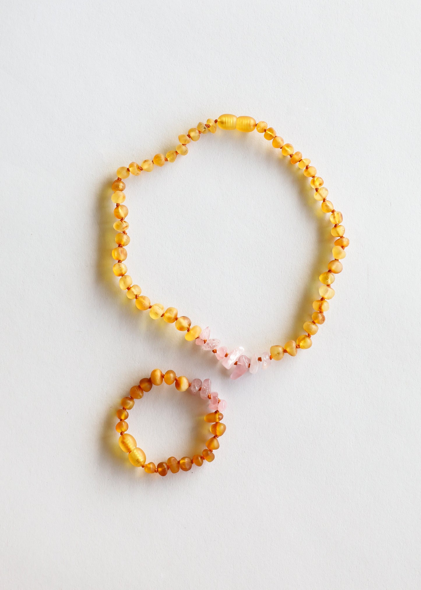 Conjunto de Joyería para Niños de Ámbar Báltico y Cuarzo Rosa Crudo