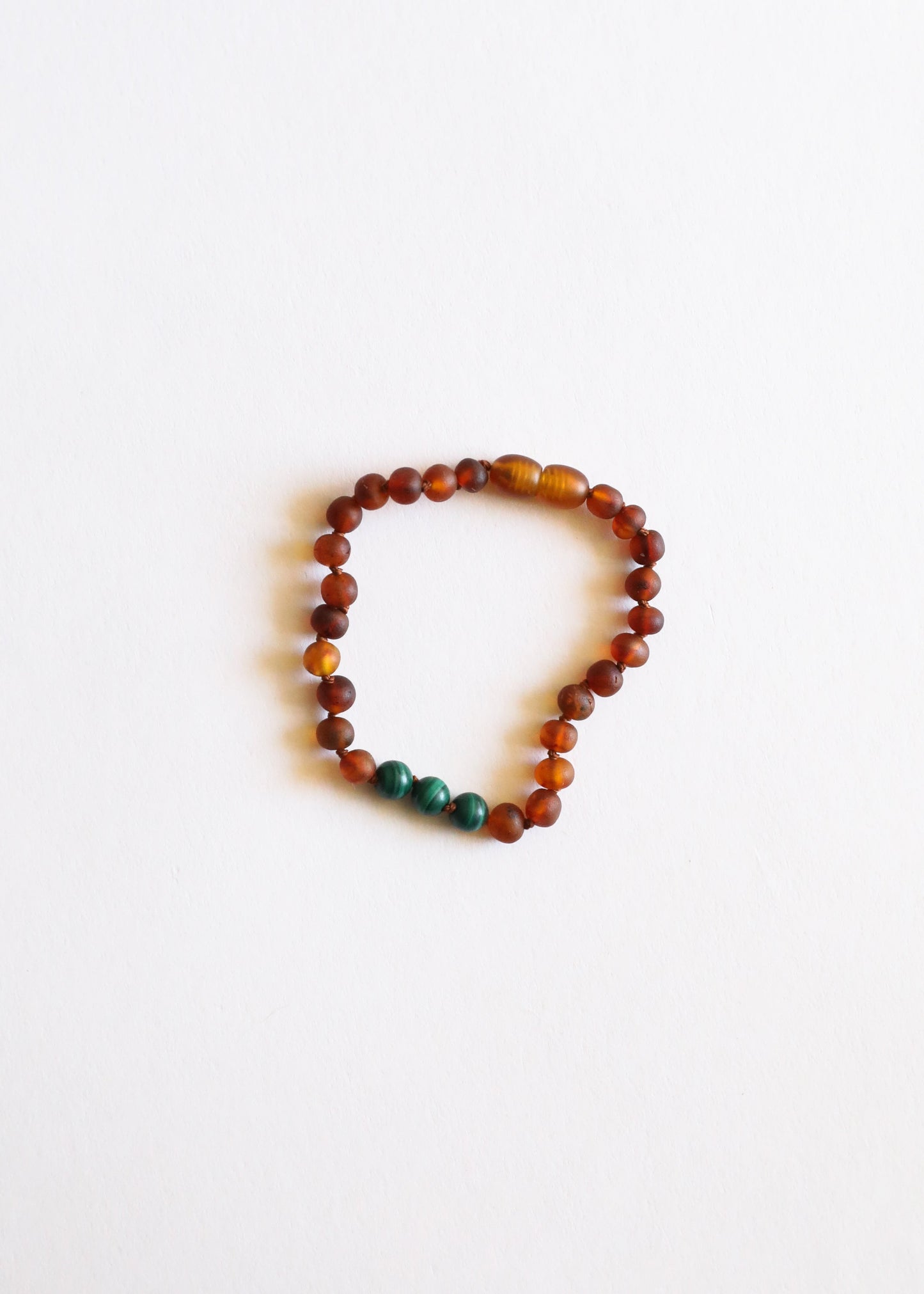 Bracelet ou anklet en ambre baltique cognac brut et malachite