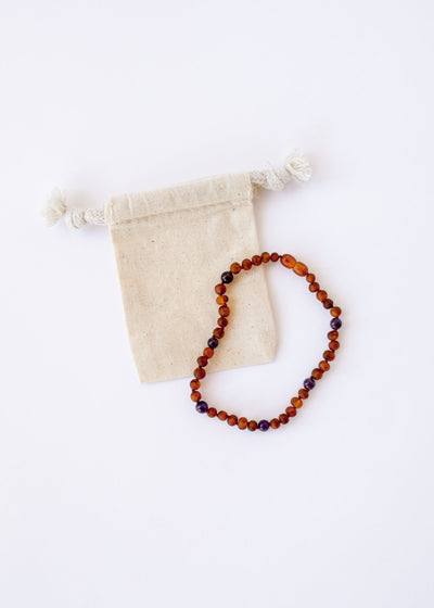 Collar con halo de ámbar báltico cognac crudo y amatista