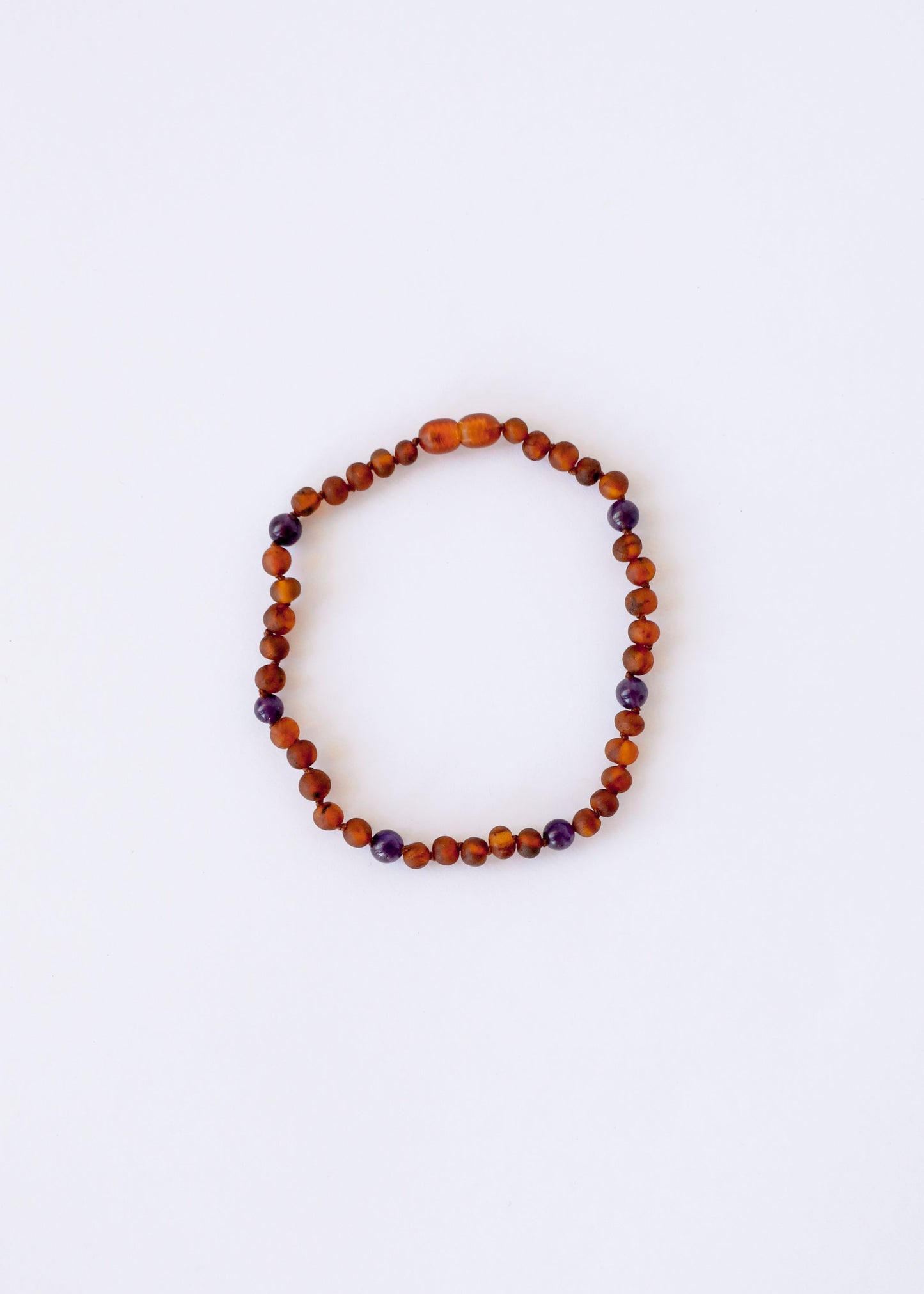 Collar con halo de ámbar báltico cognac crudo y amatista