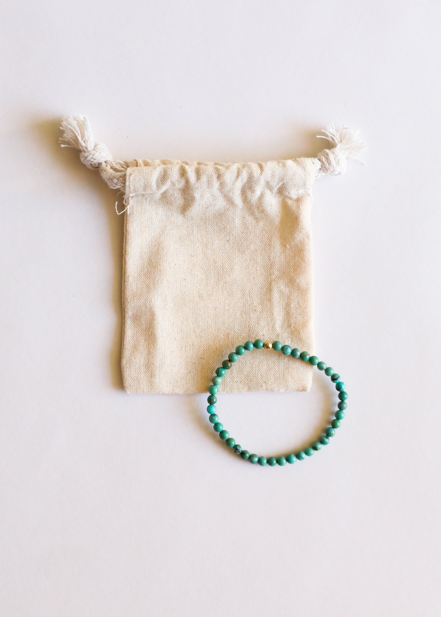 Bracelet en perles élastique en turquoise naturel et or 14 carats