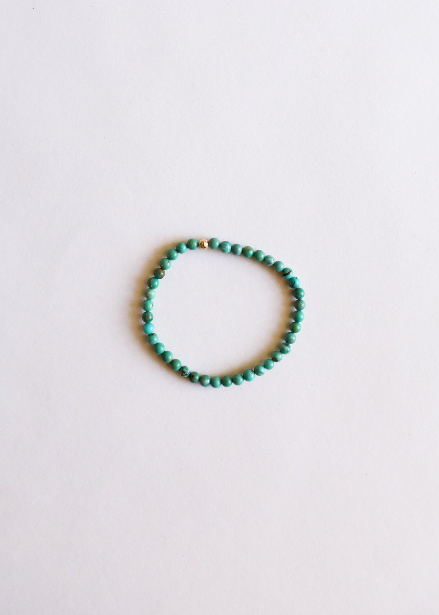 Bracelet en perles élastique en turquoise naturel et or 14 carats