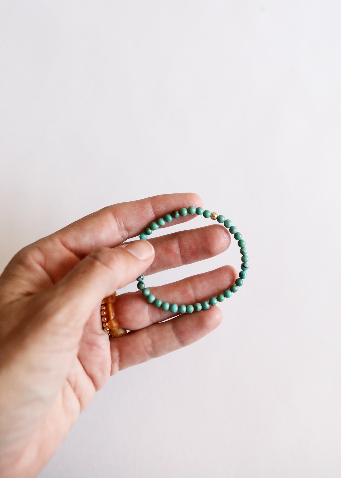 Bracelet en perles élastique en turquoise naturel et or 14 carats