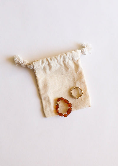 Empilement de bagues en ambre baltique cognac brut et or 14 carats