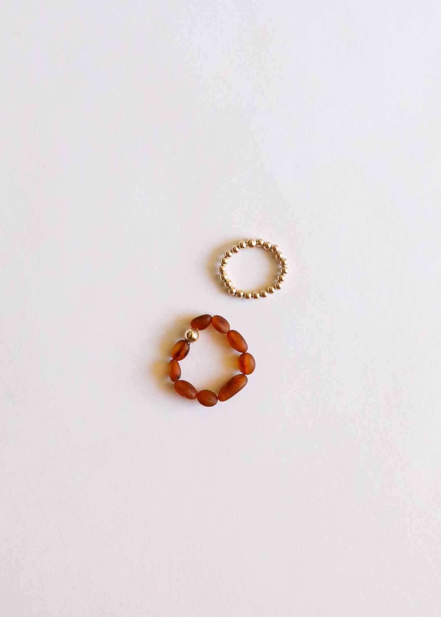 Empilement de bagues en ambre baltique cognac brut et or 14 carats