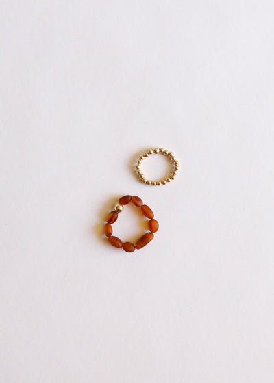 Empilement de bagues en ambre baltique cognac brut et or 14 carats