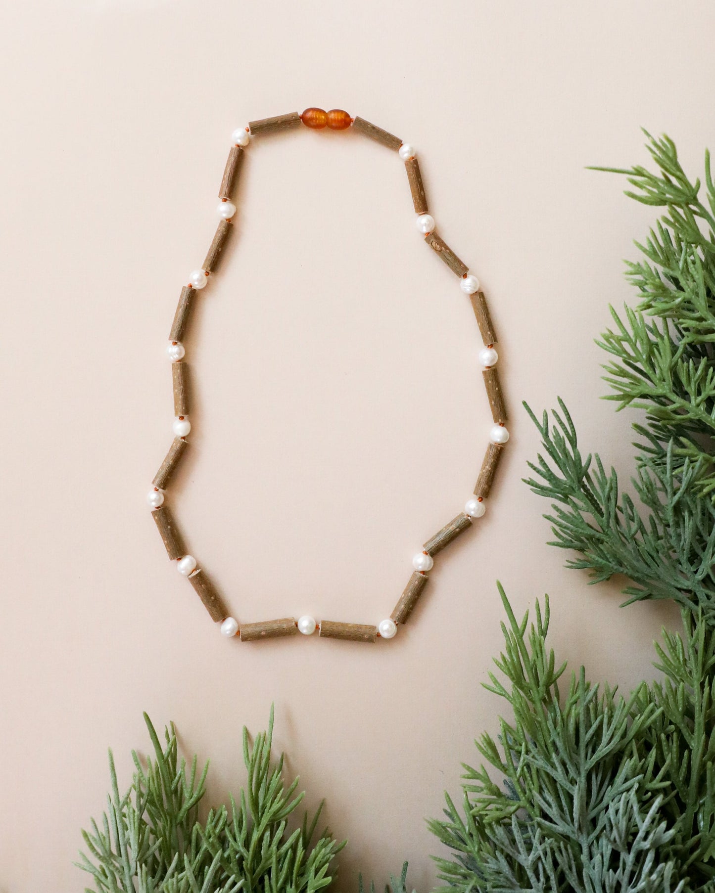 Collar de cuentas de madera de avellana y perlas