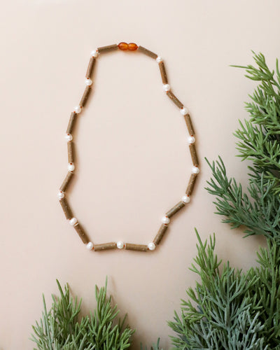 Collar de cuentas de madera de avellana y perlas