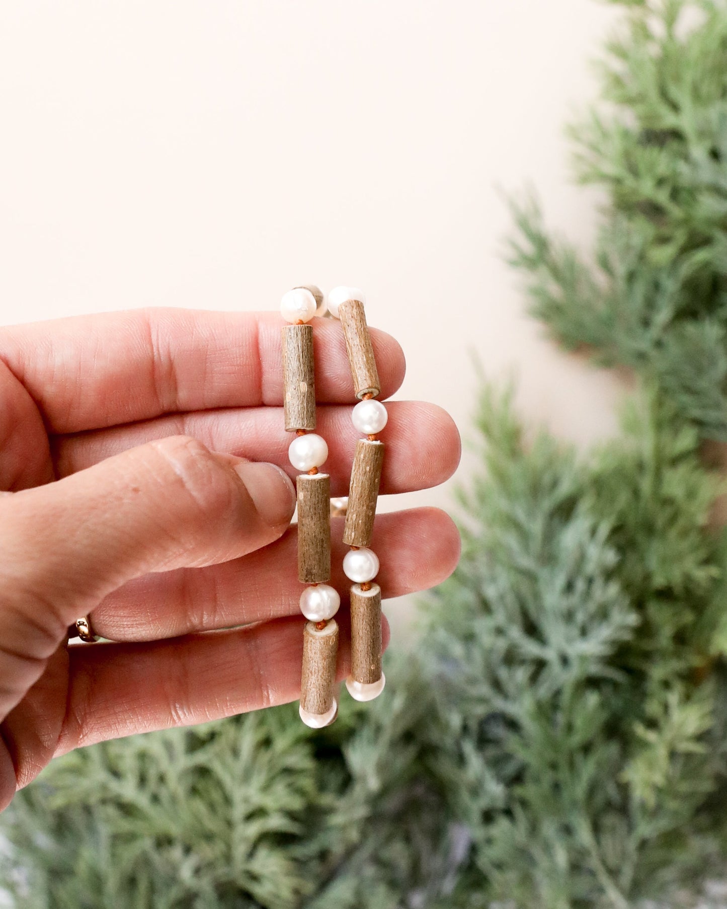 Collar de cuentas de madera de avellana y perlas