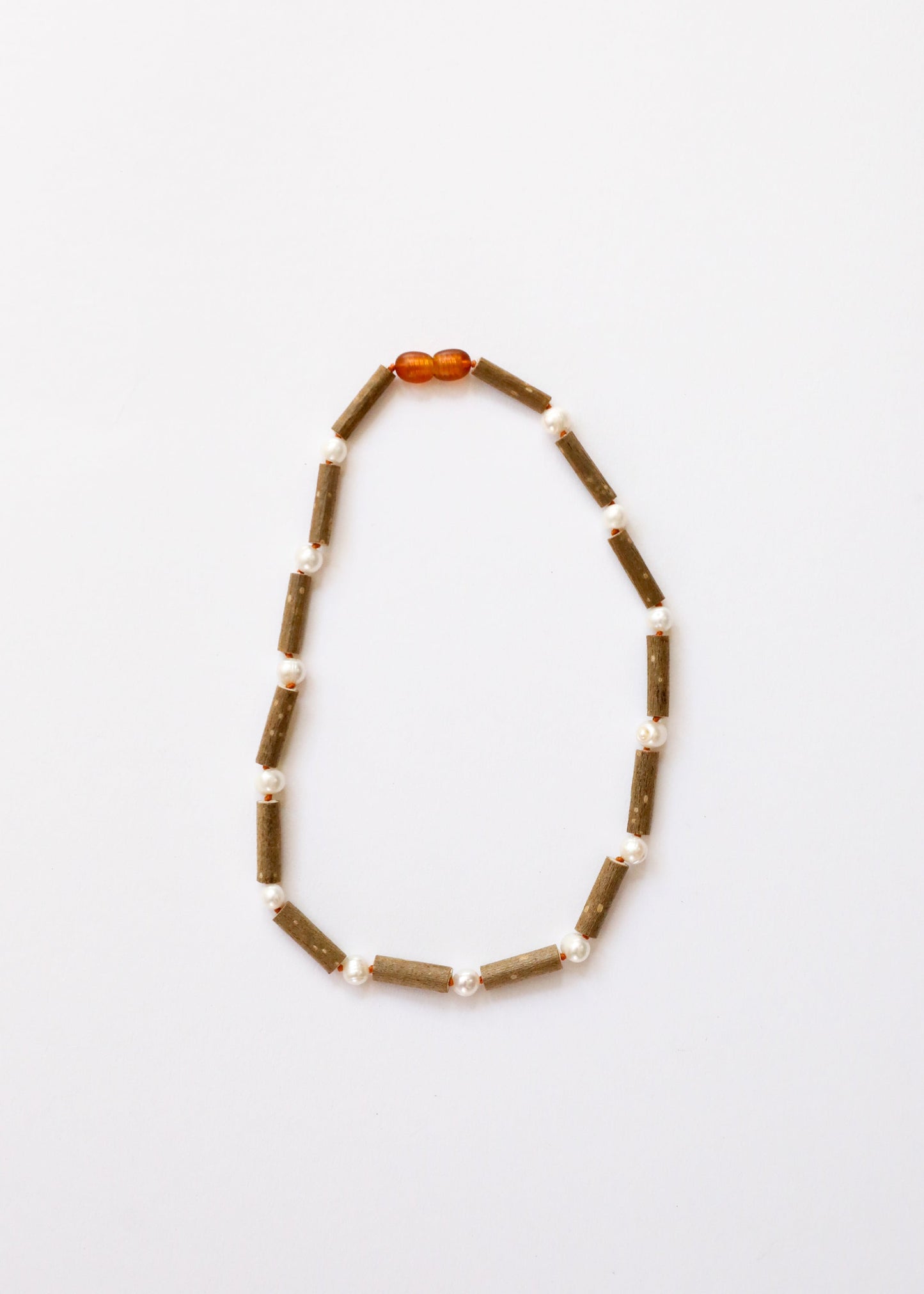 Collar de cuentas de madera de avellana y perlas