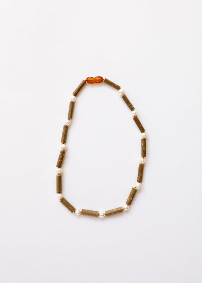 Collar de cuentas de madera de avellana y perlas