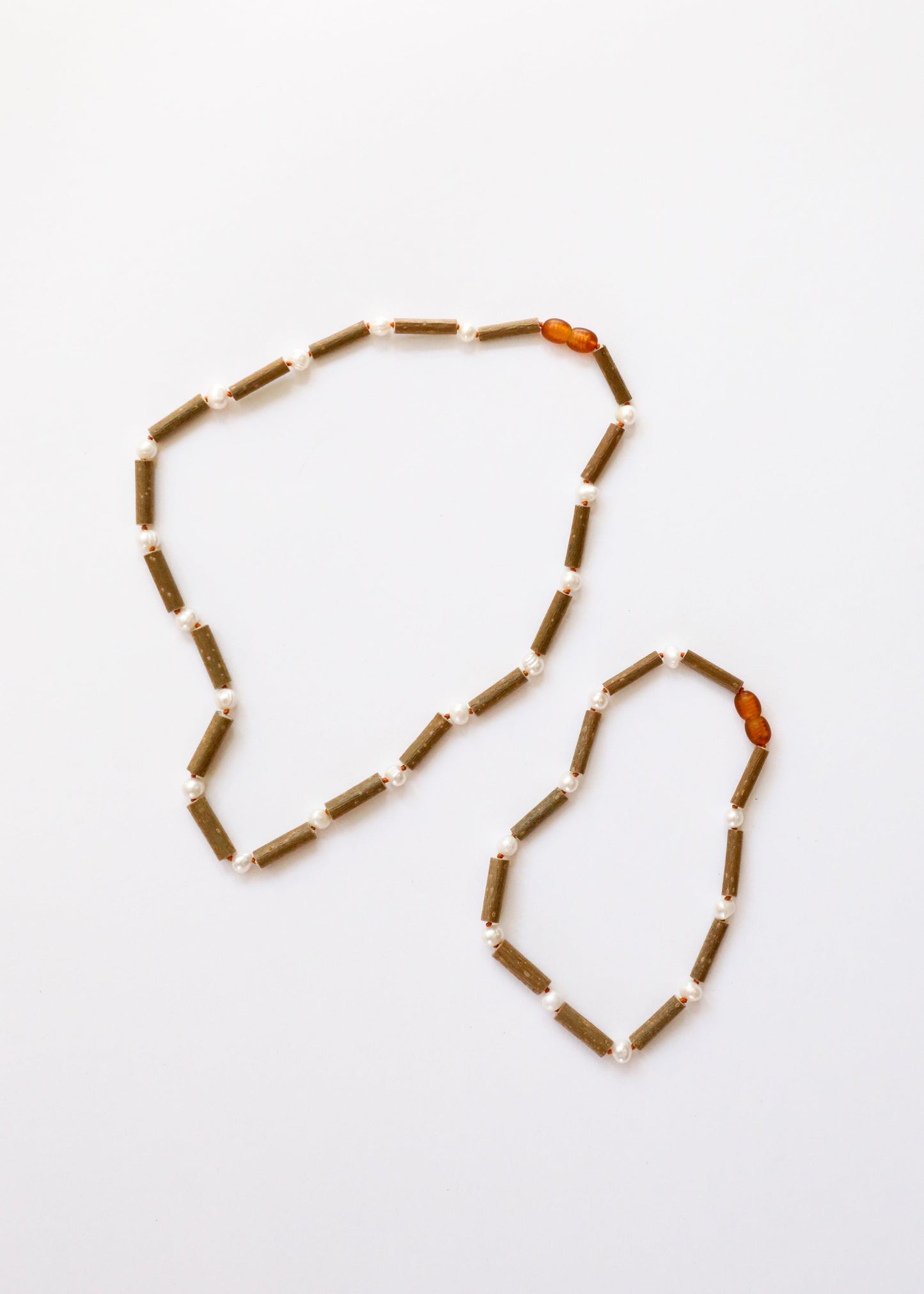 Collar de cuentas de madera de avellana y perlas